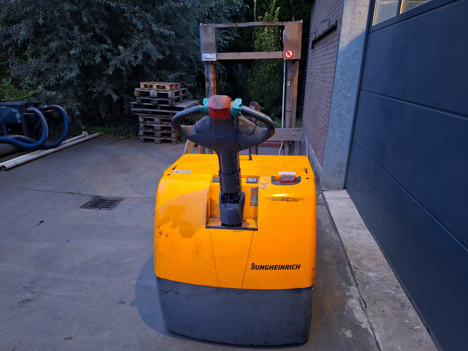 Vrijdragende Jungheinrich Stapelaar met slechts 32 uur als nieuw! - Afbeelding 7