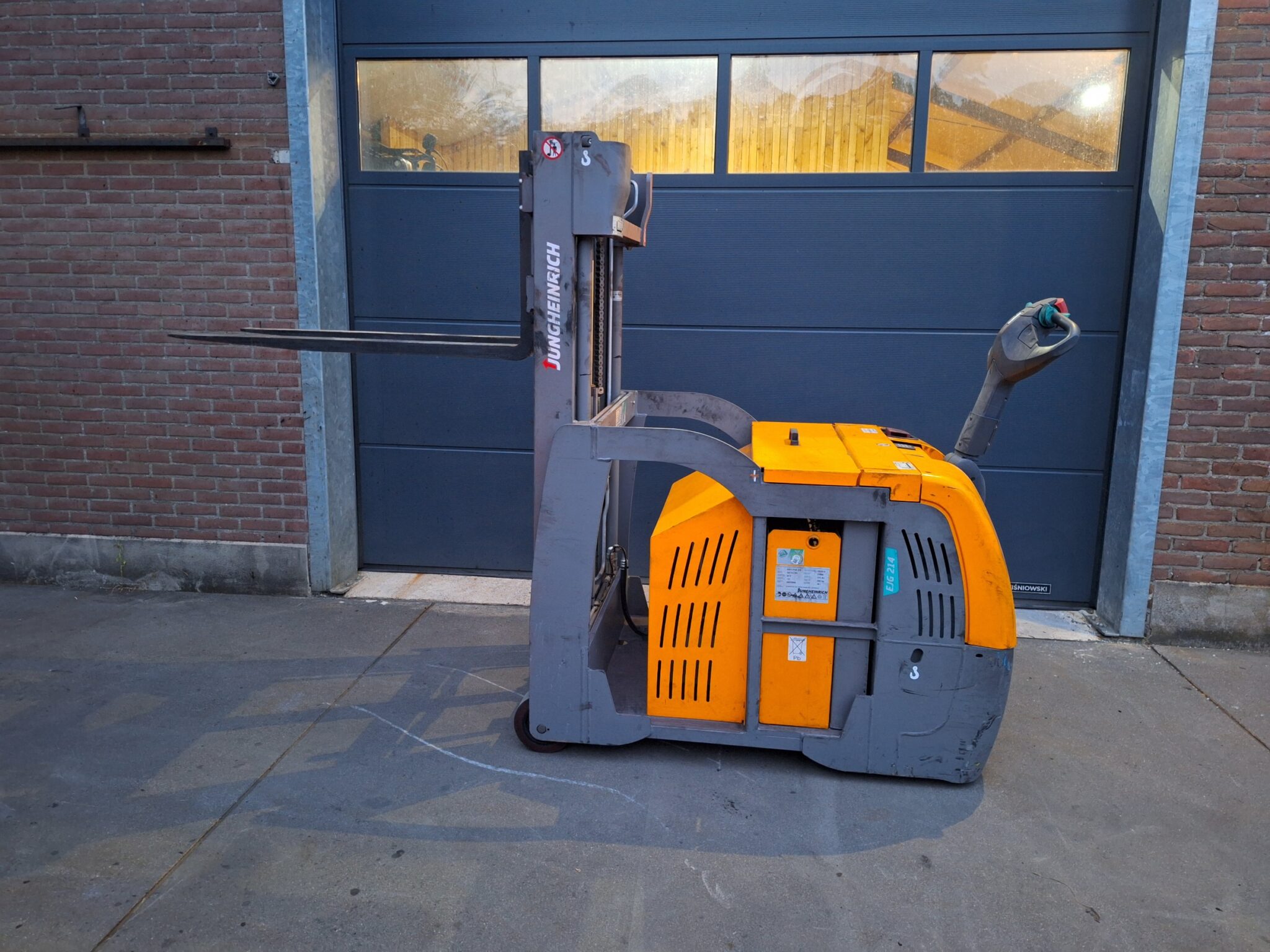 Vrijdragende Jungheinrich Stapelaar met slechts 32 uur als nieuw! - Afbeelding 4