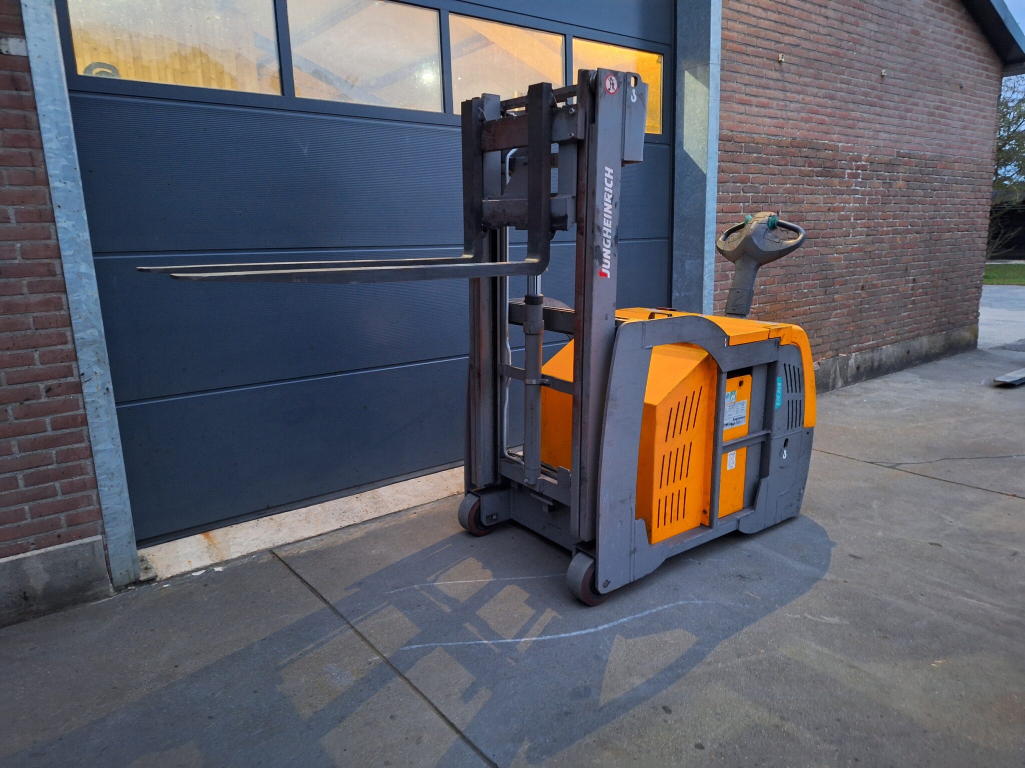 Vrijdragende Jungheinrich Stapelaar met slechts 32 uur als nieuw! - Afbeelding 5