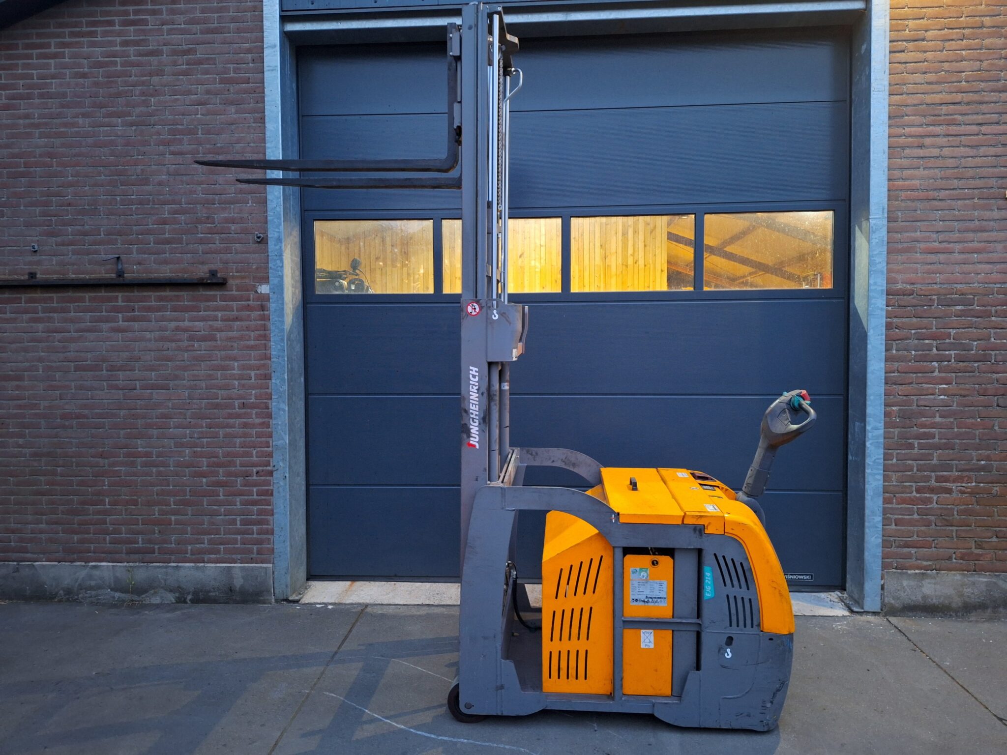 Vrijdragende Jungheinrich Stapelaar met slechts 32 uur als nieuw! - Afbeelding 6