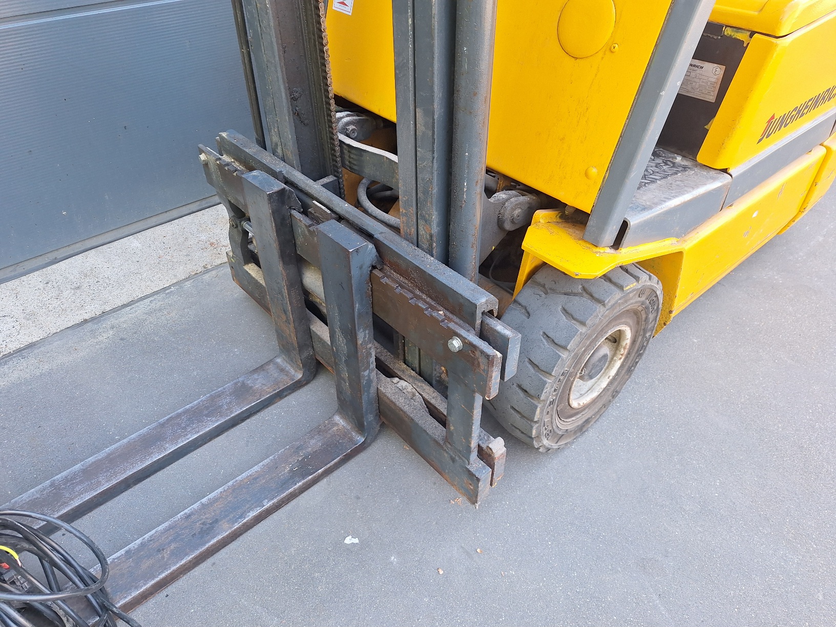 Compacte Jungheinrich Heftruck 1250 kilo drie wieler - Afbeelding 5
