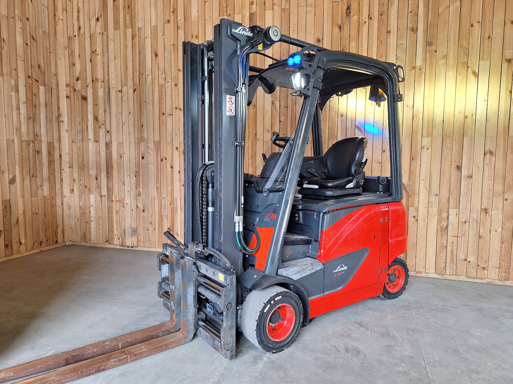 Linde E18 met 4000 uurtjes triplo, sideshift vorkenversteller BJ 2018