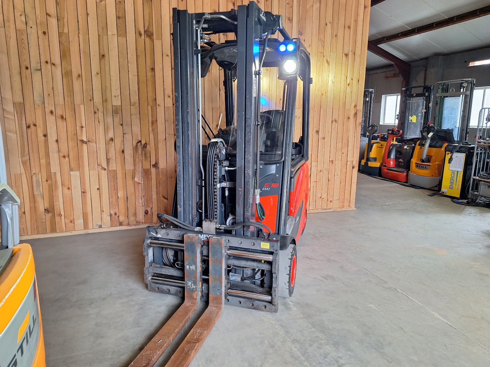 Linde E18 met 4000 uurtjes triplo, sideshift vorkenversteller BJ 2018 - Afbeelding 4