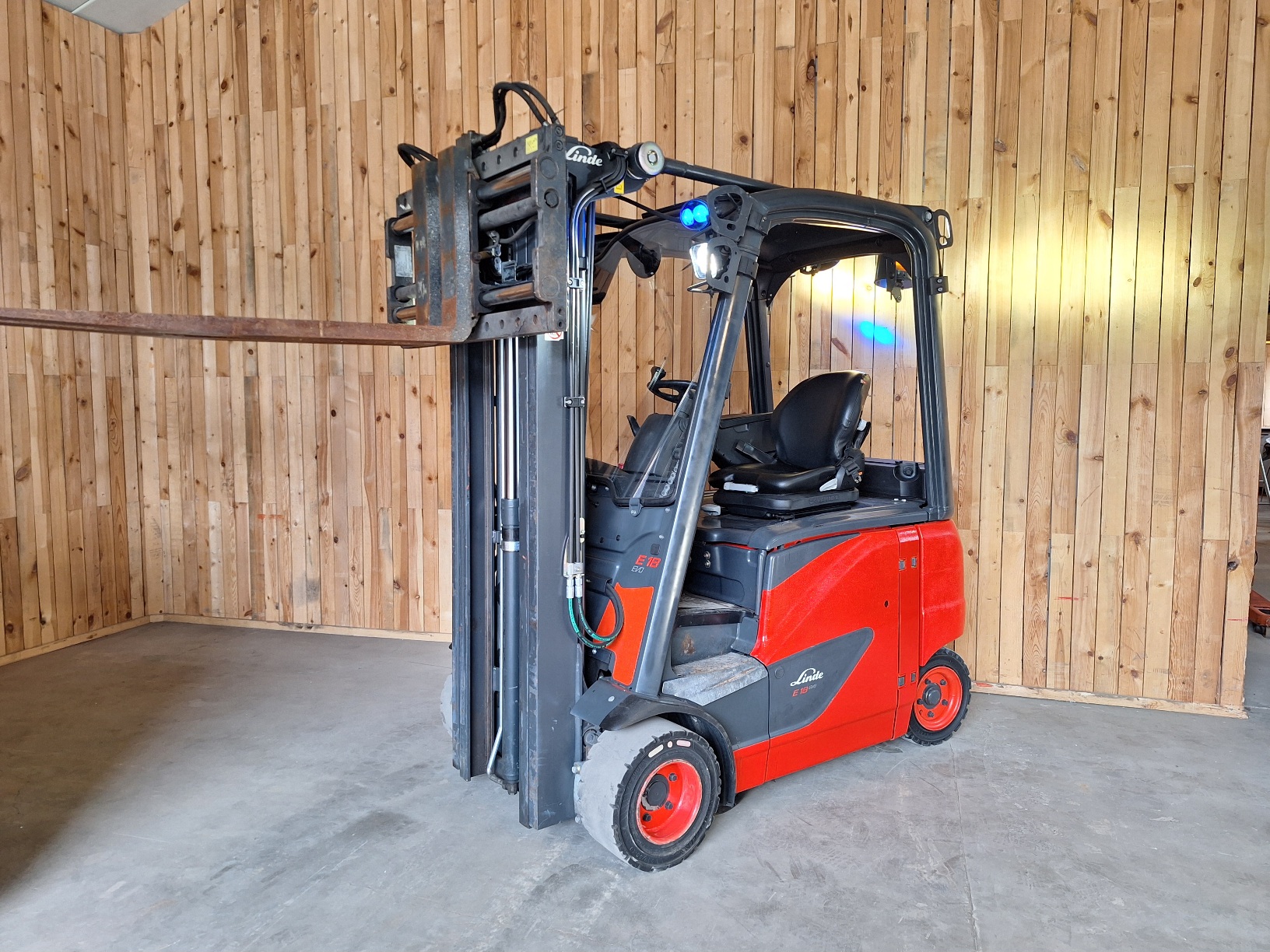 Linde E18 met 4000 uurtjes triplo, sideshift vorkenversteller BJ 2018 - Afbeelding 2