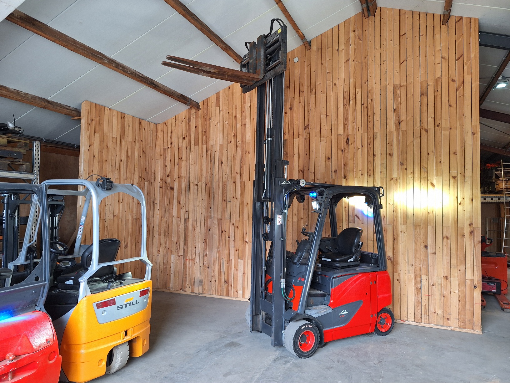 Linde E18 met 4000 uurtjes triplo, sideshift vorkenversteller BJ 2018 - Afbeelding 3