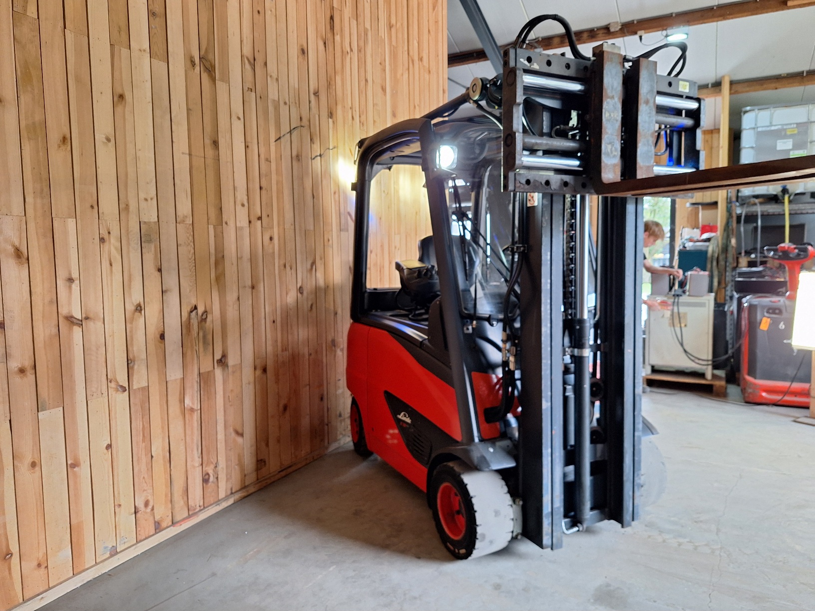 Linde E18 met 4000 uurtjes triplo, sideshift vorkenversteller BJ 2018 - Afbeelding 5